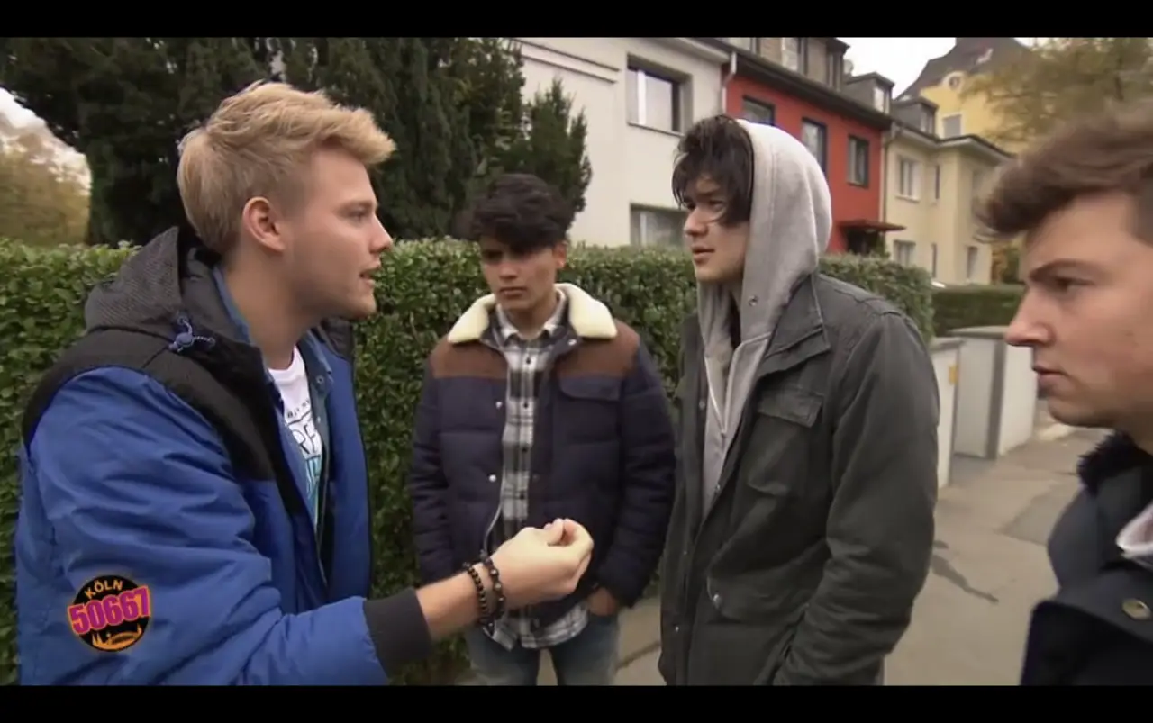 Köln 50667 — Heinrich Songmin Berger (Henny) als Lee Puck mit der Elli-Gang (u. a. Gianni Schmidt)