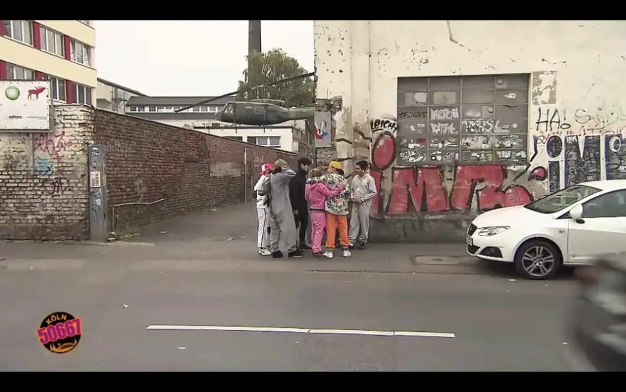 Köln 50667 — Heinrich Songmin Berger (Henny) als Lee Puck mit der Elli-Gang (u. a. Aaron Rufer)