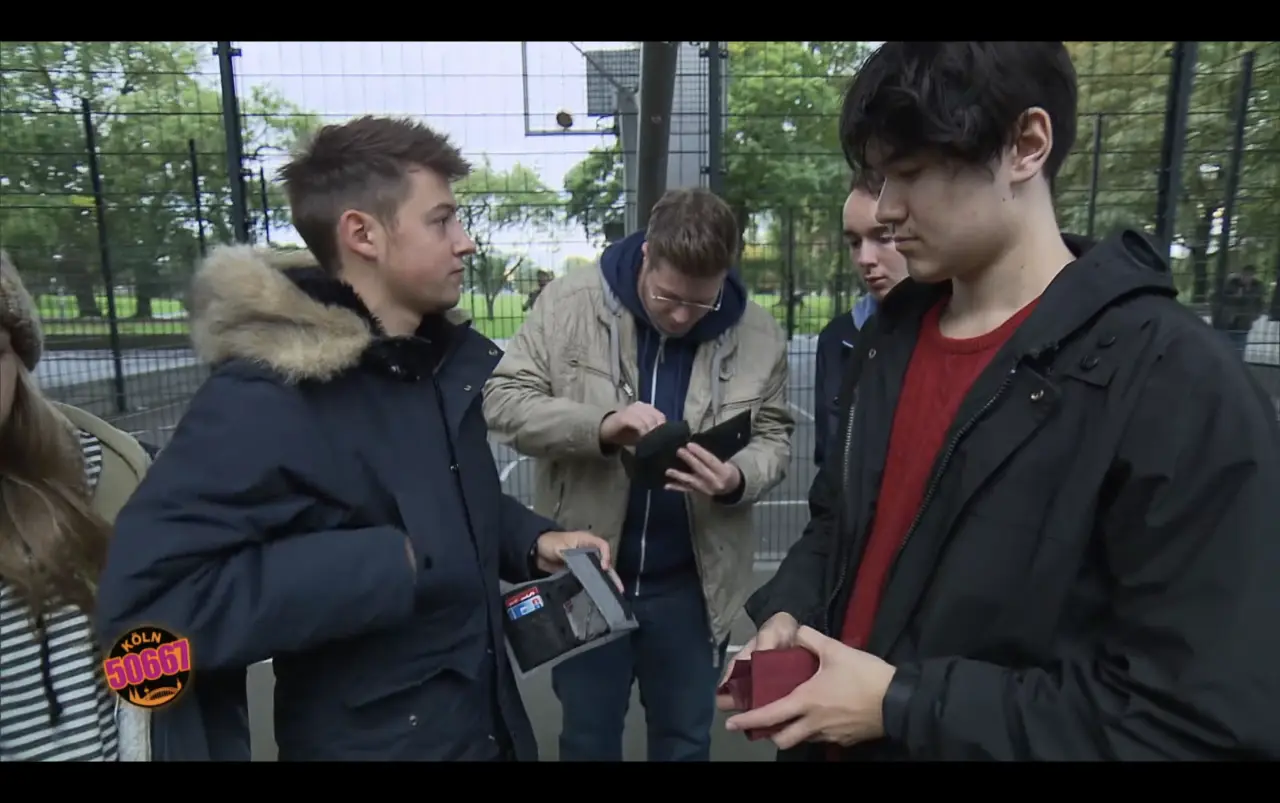Köln 50667 — Heinrich Songmin Berger (Henny) als Lee Puck mit der Elli-Gang (u. a. Aaron Rufer)