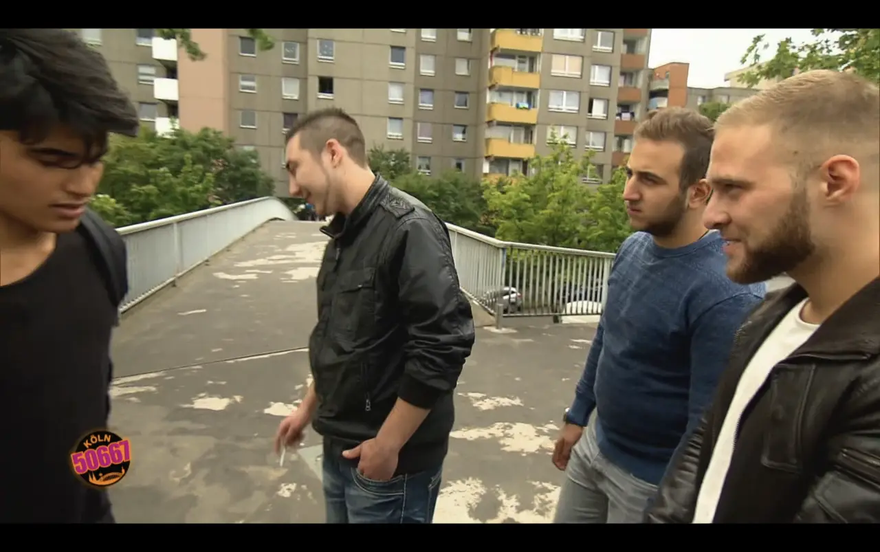 Köln 50667 — Heinrich Songmin Berger (Henny) als Lee Puck mit der Elli-Gang (u. a. Luis Smir)