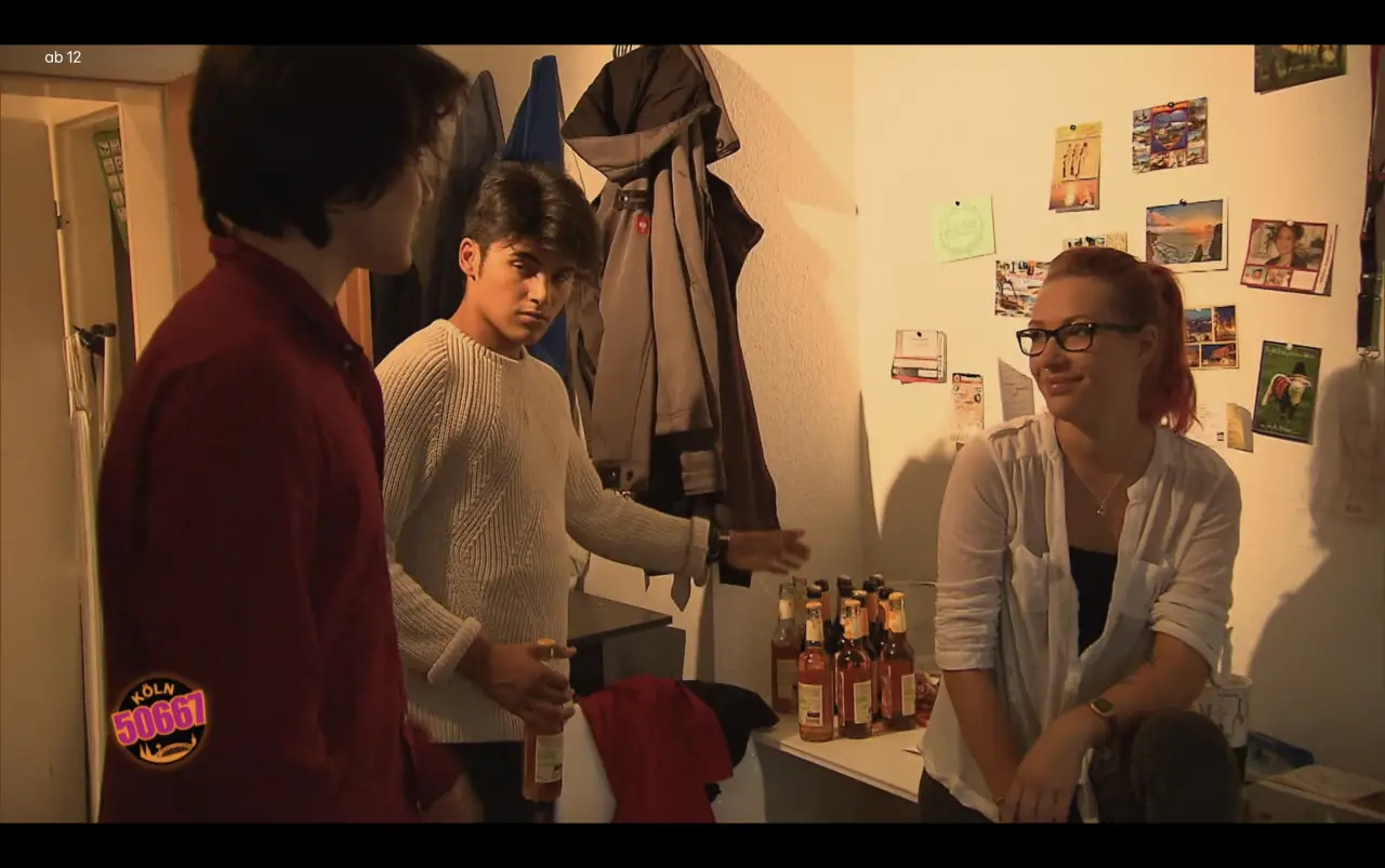 Köln 50667 — Heinrich Songmin Berger (Henny) als Lee Puck mit der Elli-Gang (u. a. Aaron Rufer)