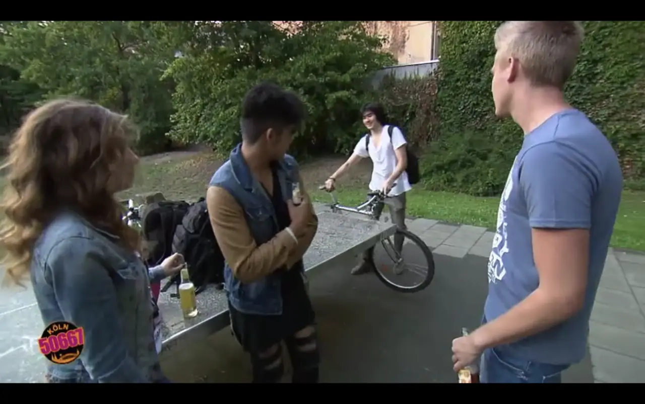 Köln 50667 — Heinrich Songmin Berger (Henny) als Lee Puck mit der Elli-Gang (u. a. Lara Werth)