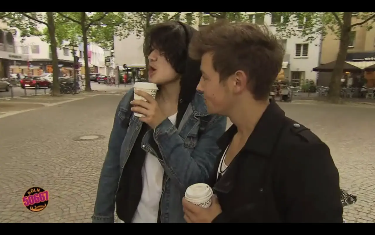 Köln 50667 — Heinrich Songmin Berger (Henny) als Lee Puck mit der Elli-Gang (u. a. Lara Werth)