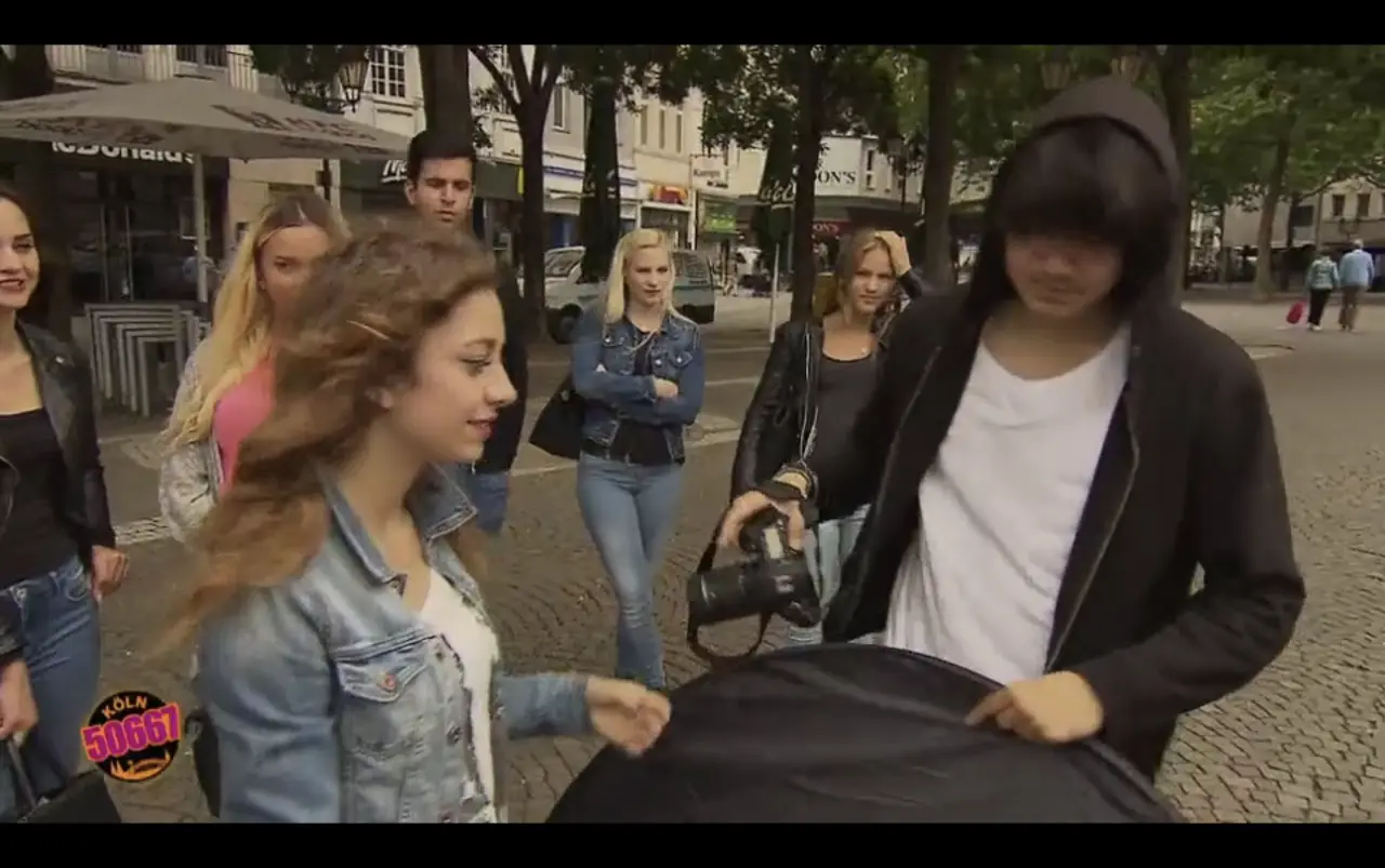 Köln 50667 — Heinrich Songmin Berger (Henny) als Lee Puck mit der Elli-Gang (u. a. Lara Werth)