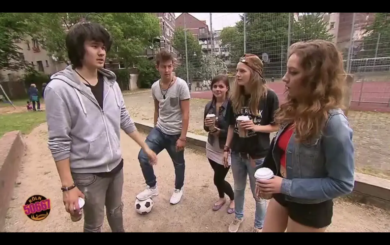 Köln 50667 — Heinrich Songmin Berger (Henny) als Lee Puck mit der Elli-Gang (u. a. Lara Werth)