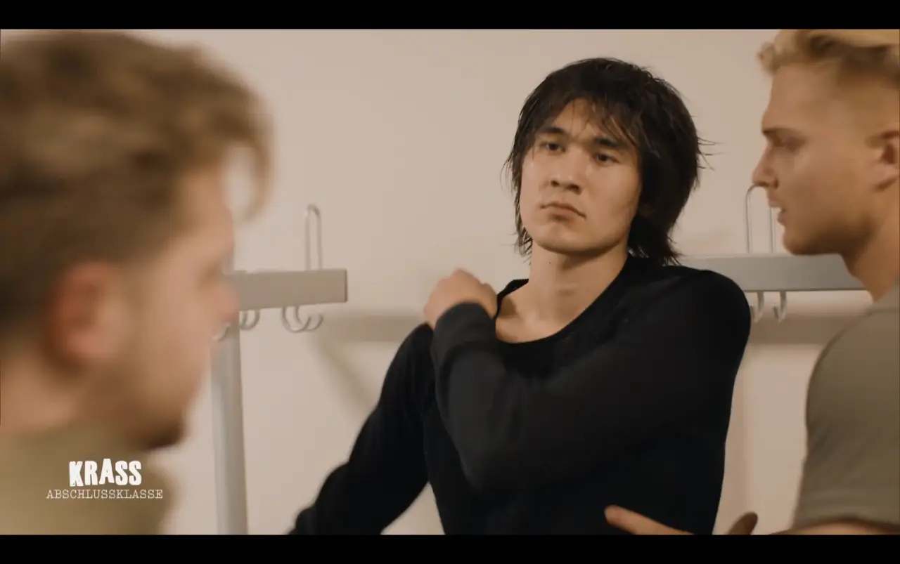 Krass Abschlussklasse — Heinrich Songmin Berger (Henny) als Kian (mit Lean Fargel)