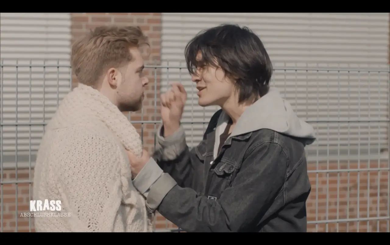 Krass Abschlussklasse — Heinrich Songmin Berger (Henny) als Kian (mit Julie Weber)