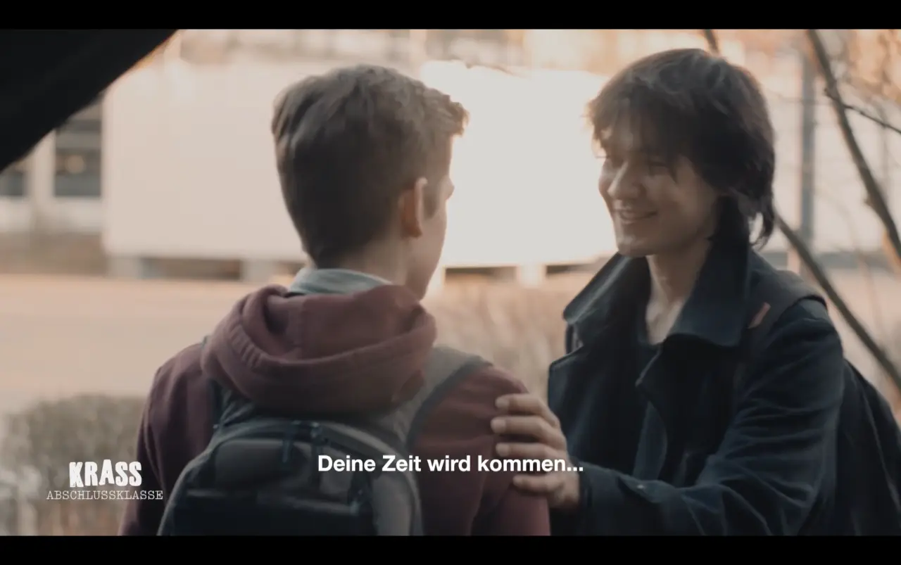 Krass Abschlussklasse — Heinrich Songmin Berger (Henny) als Kian (mit Gioele Viola)