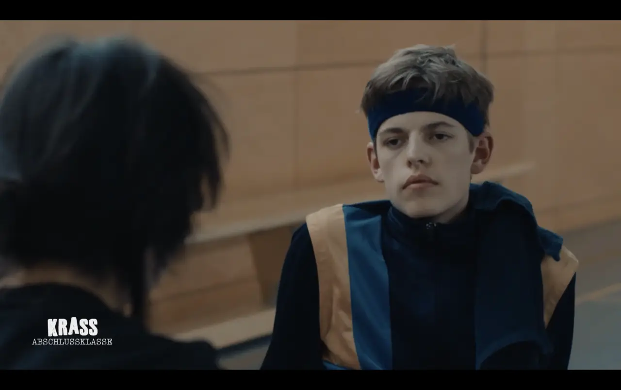 Krass Abschlussklasse — Heinrich Songmin Berger (Henny) als Kian (mit Annelie Henze)