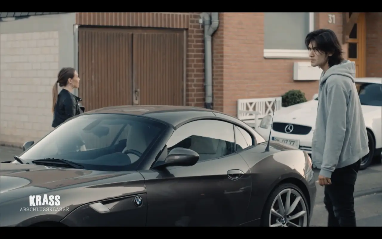 Krass Abschlussklasse — Heinrich Songmin Berger (Henny) als Kian (mit Lean Fargel)